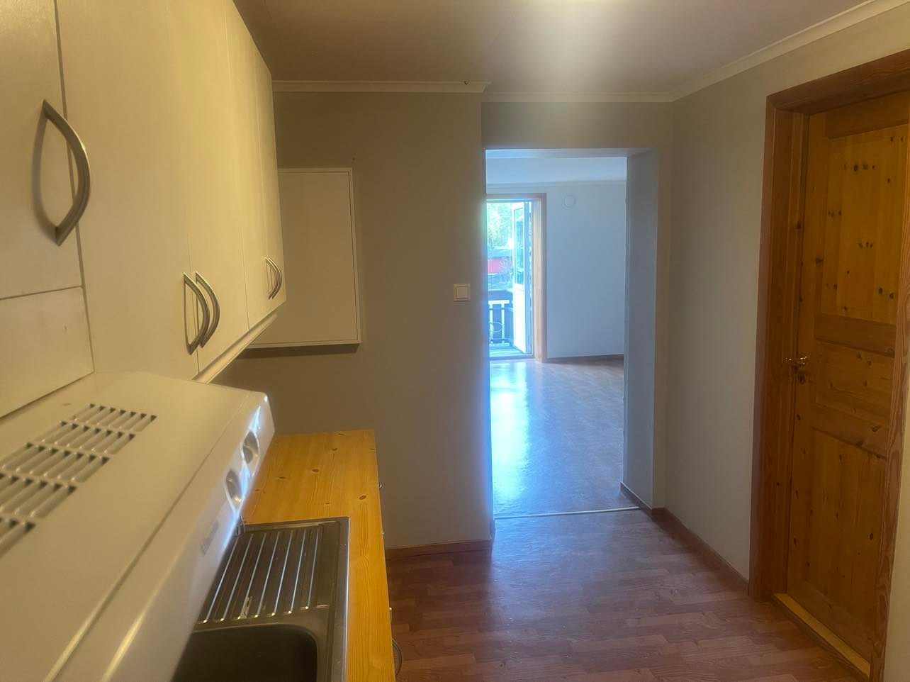 Kjøkken, leietaker må ha med kjøleskap og komfyr